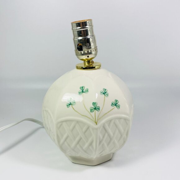 RARE !! Vintage Belleek Ireland Shamrock Table Lamp - Picture 6 of 6